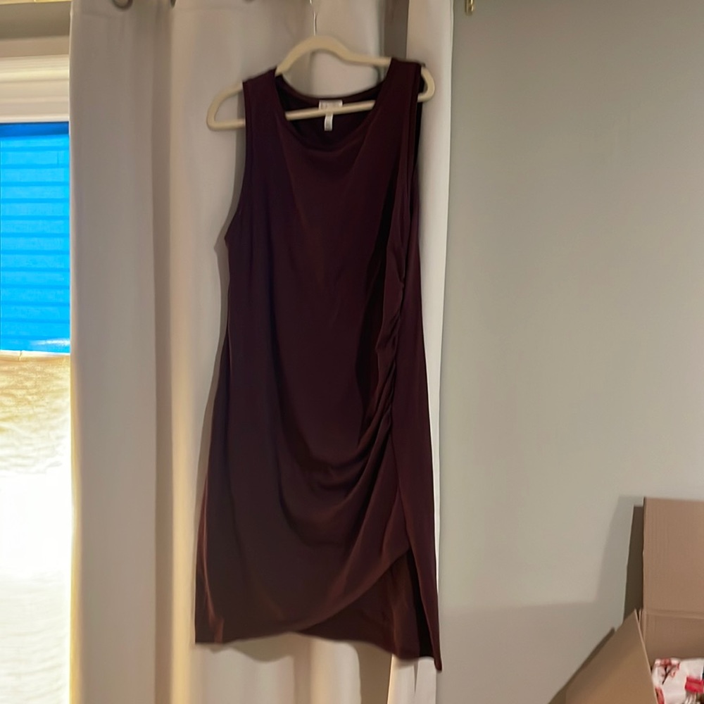 Knee length marón knit dress.